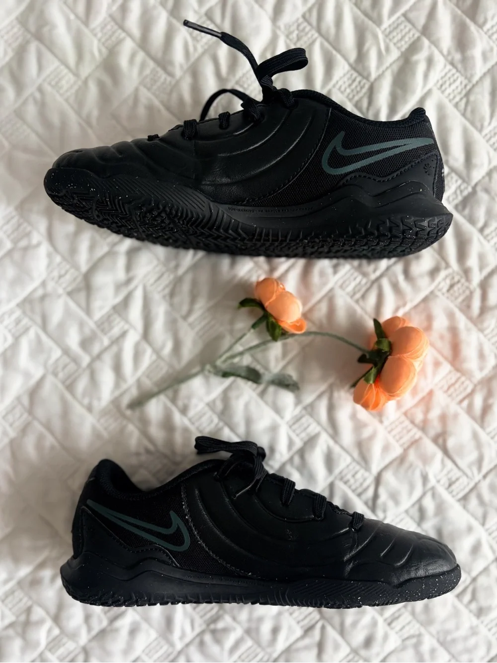 Nike Jr. Tiempo Legend 10 Club Kids Indoor Soccer Shoes Black Low-top 2.5Y